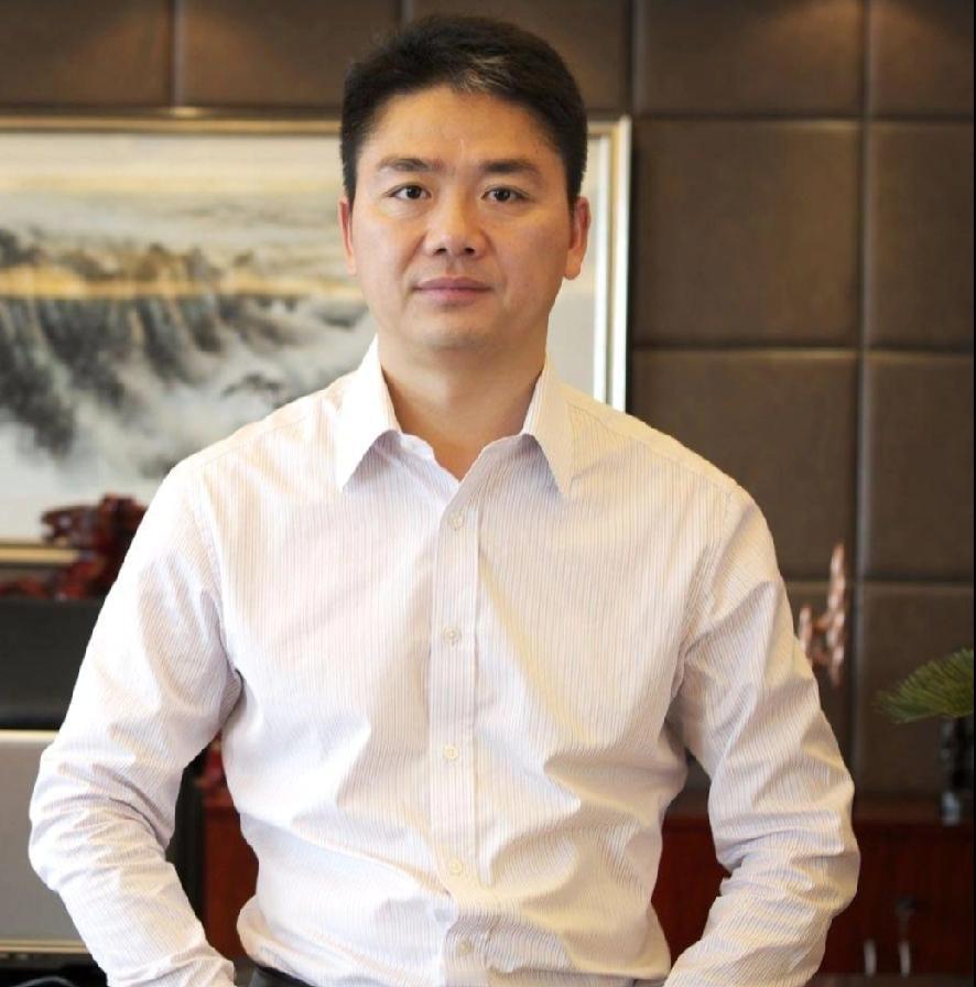 刘强东家三代务农，
初恋家三代从政！
两人同一所大学毕业，
家境天壤之别。
一个