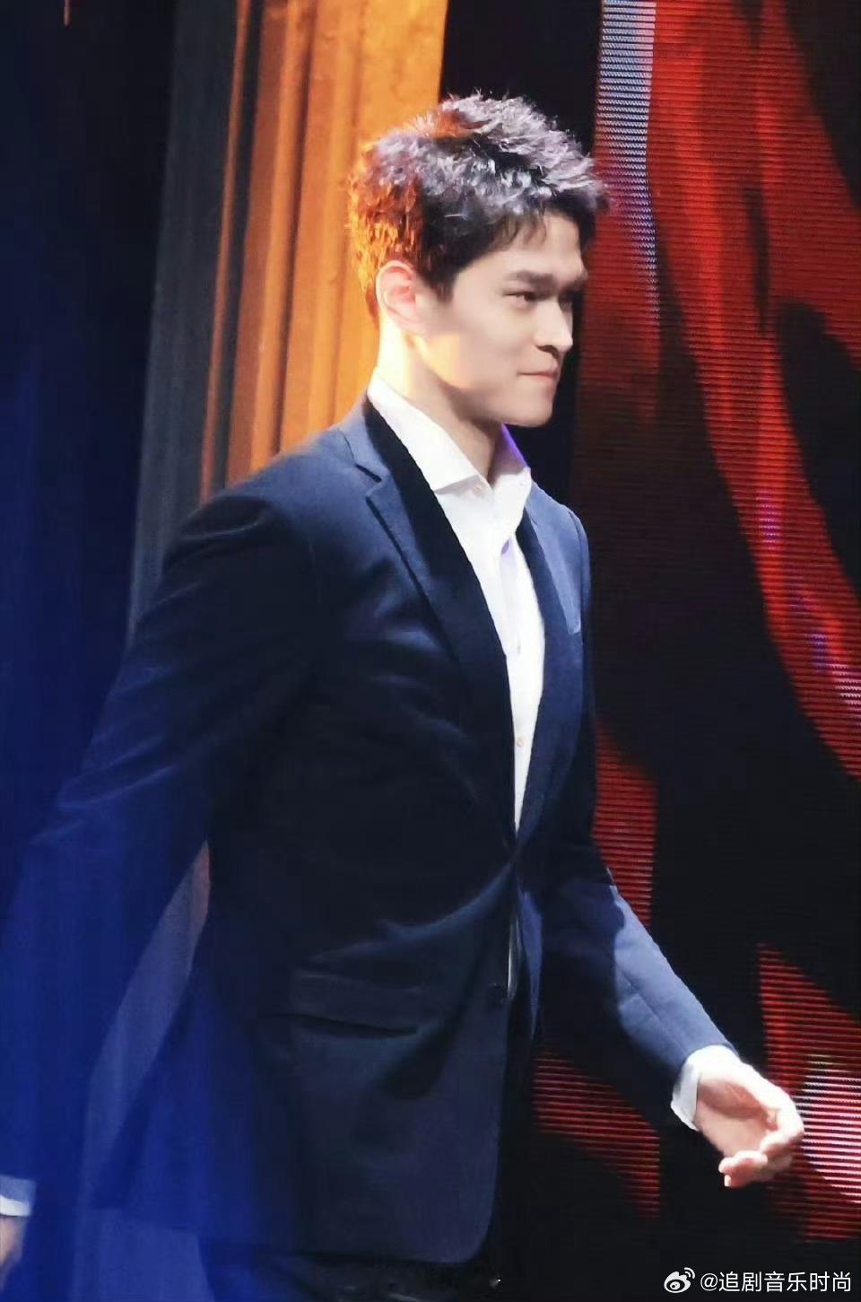 孙杨西装造型好板正泳池里是劈波斩浪的飞鱼，西装革履时是挺拔如松的绅士——肩线笔挺