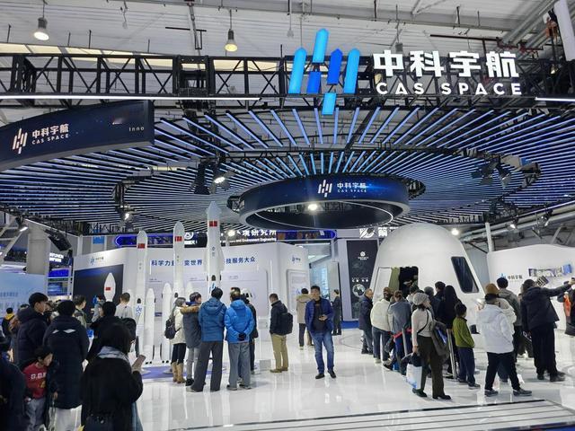 醒来方知梦中事，
太空回家世漫游，
酒醉真情做何事？
回家才知情中君。