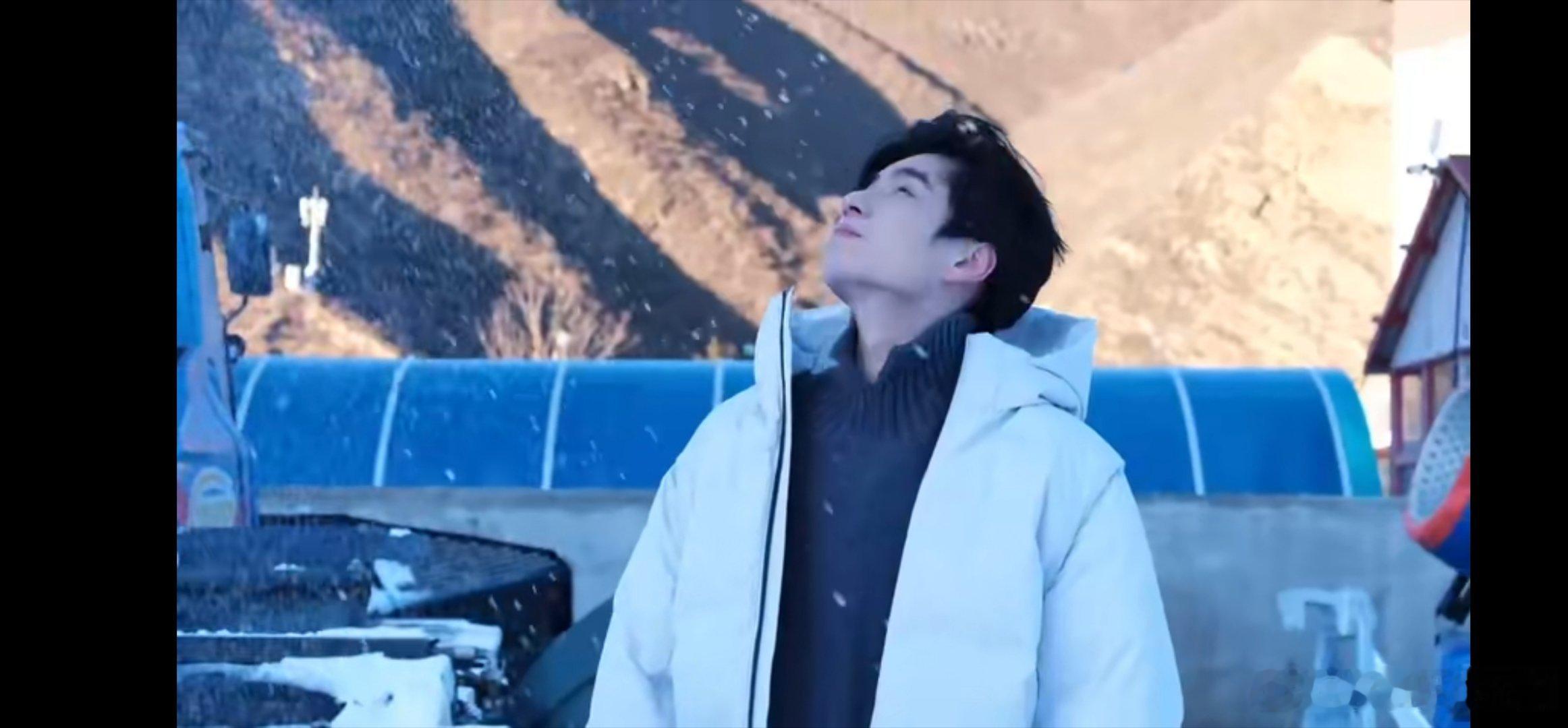 雪地里的胡一天  胡一天在雪地里尽情帅气，不会滑也照样成为焦点，雪地里的颜值霸主