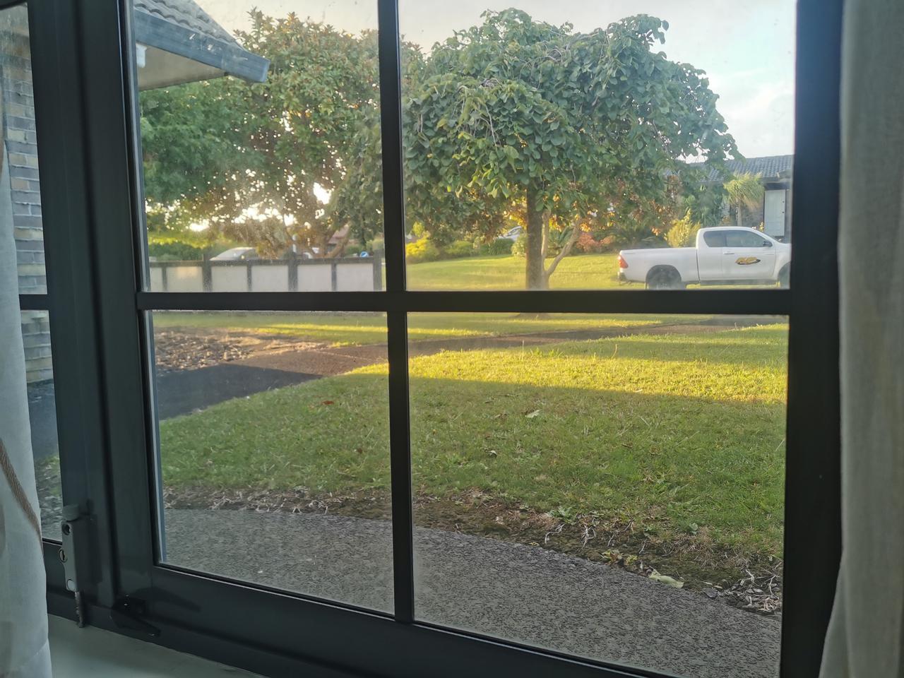 落地客厅外面的风景
    这是真正的落地客厅，窗户直接落在地面上，外面就是草坪