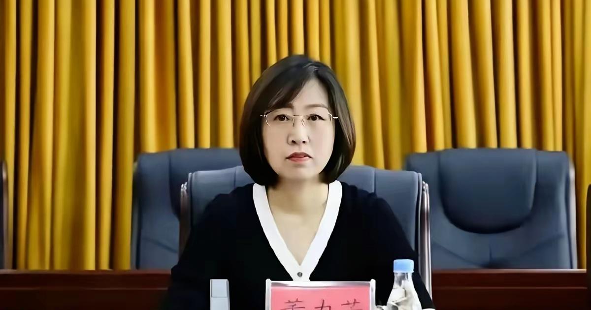 十八岁，她站在宾馆库房清点床单被套，数着毛巾库存。三十多年后，她坐进县领导办公室