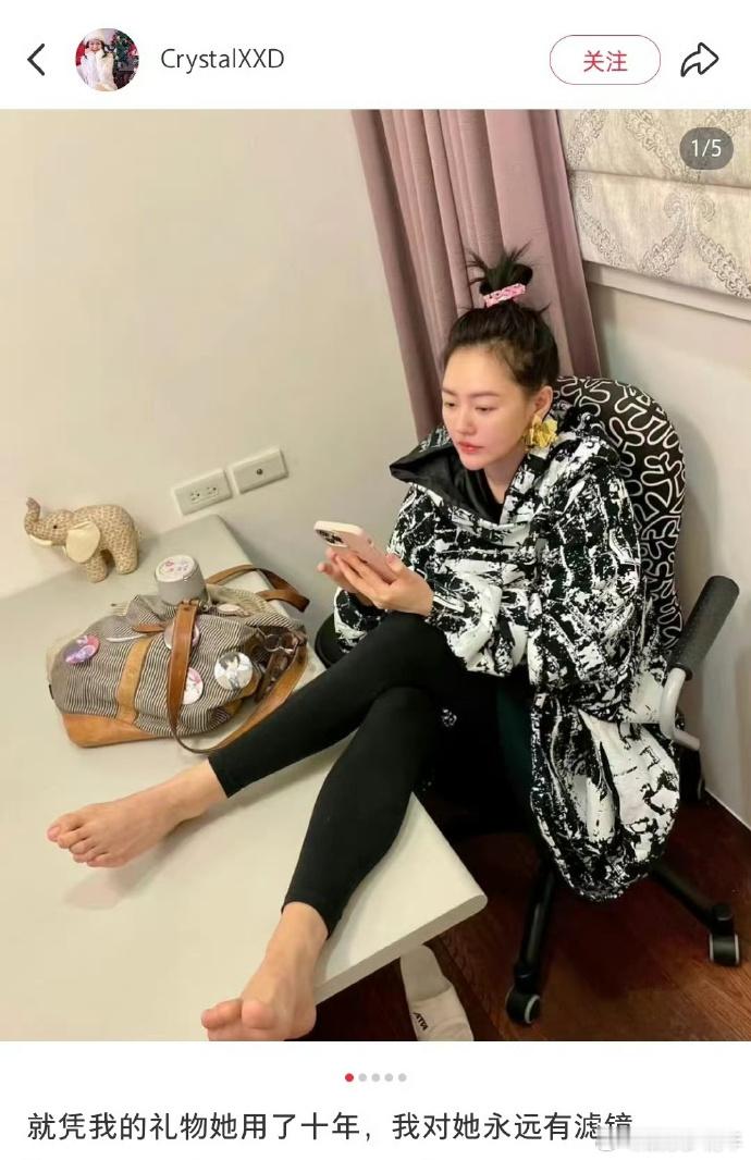 小S将玩具小象摆家中十年，社交平台提及引关注。粉丝称其“用帆布包十年不换”，网友
