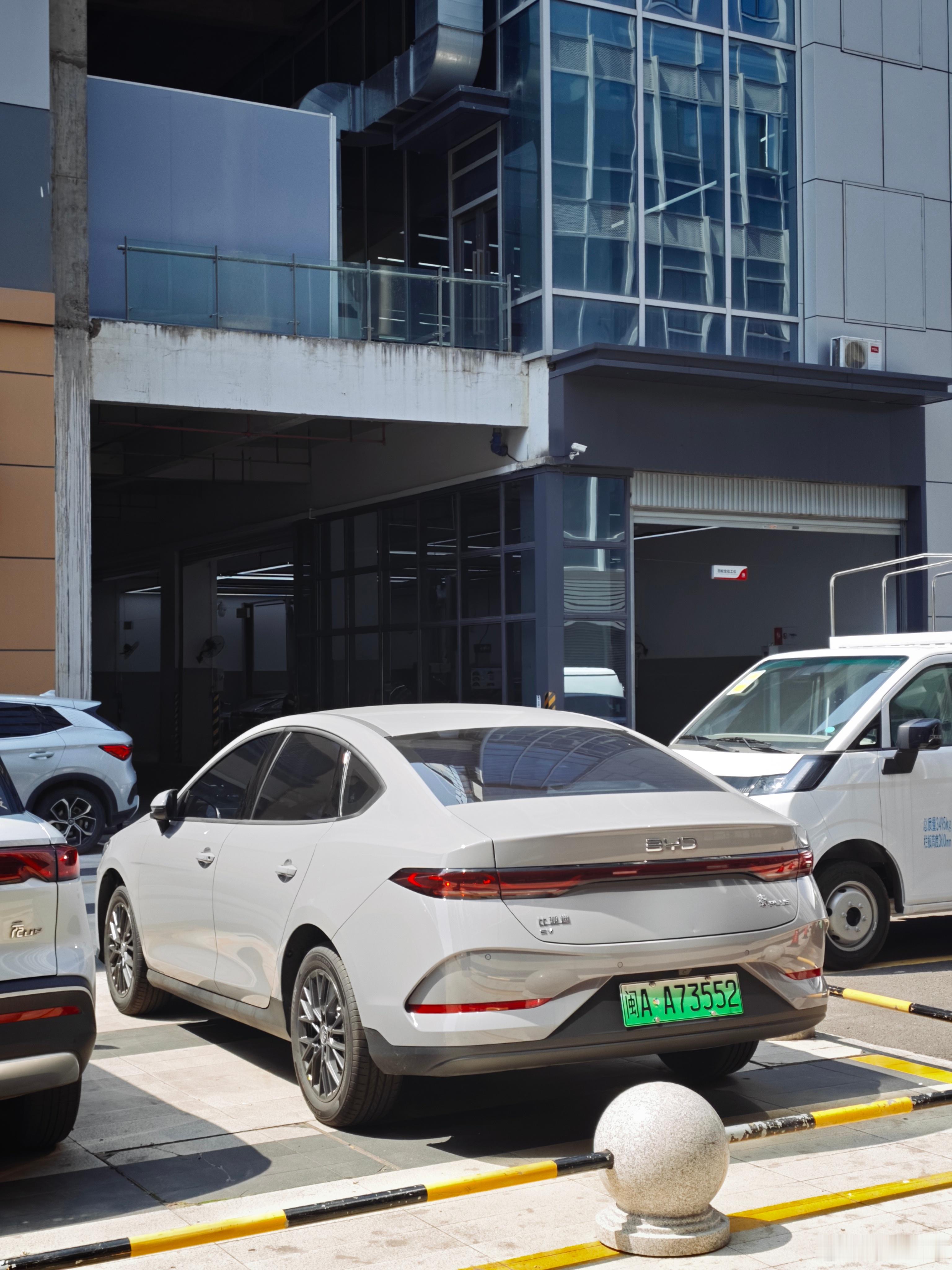 这个是叫什么灰色来着是真的会变色的车漆质感、外观细节和轮毂设计也都很在线不是我说