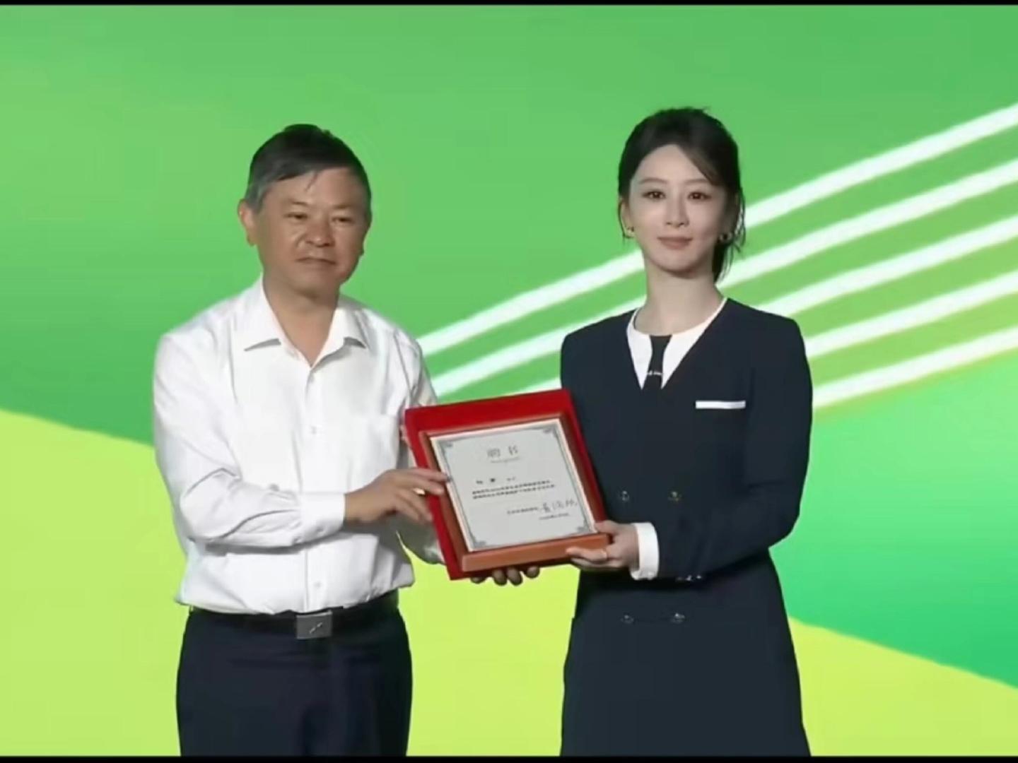 杨紫体制内女友 杨紫我的体制内女友环保盛会圆满收官，杨紫凭端庄新闻镜头出圈，从容