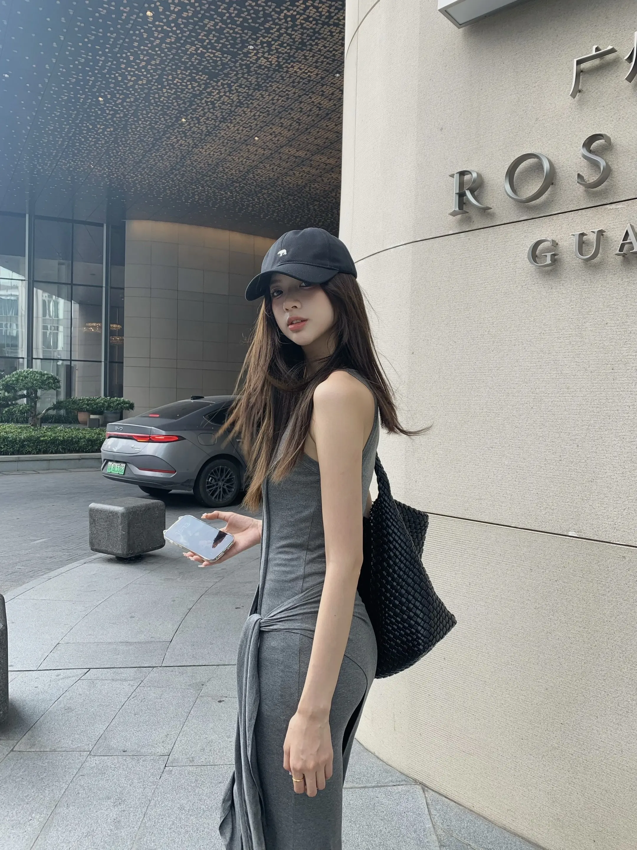 生活将我击倒在地 我幸福的睡着了。