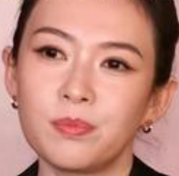 近日，章子怡在活动采访中透露，女儿醒醒是(G)I-DLE成员宋雨琦的忠实粉丝。醒