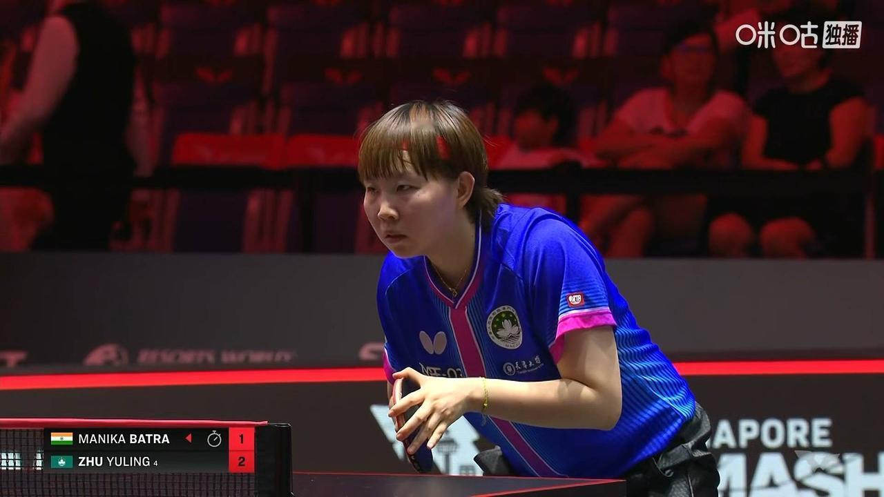 朱雨玲3：0战胜印度一姐巴特拉，看比赛画面，巴特拉的教练从着装上看更像是朱雨玲的