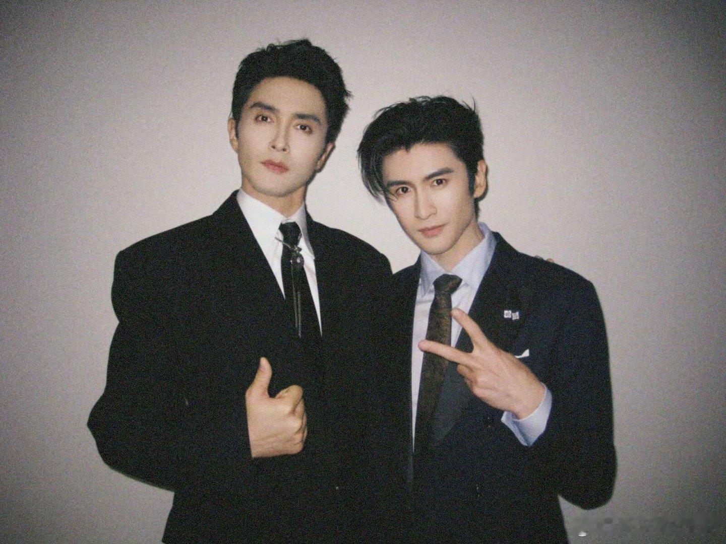 张云龙你这张简直天神下凡帅疯了！而且183的你居然可以在光哥旁边这么娇俏