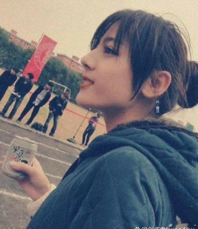 中学时期的热巴，那时候就已经化妆了，还化了烟熏妆。。。 ​​​