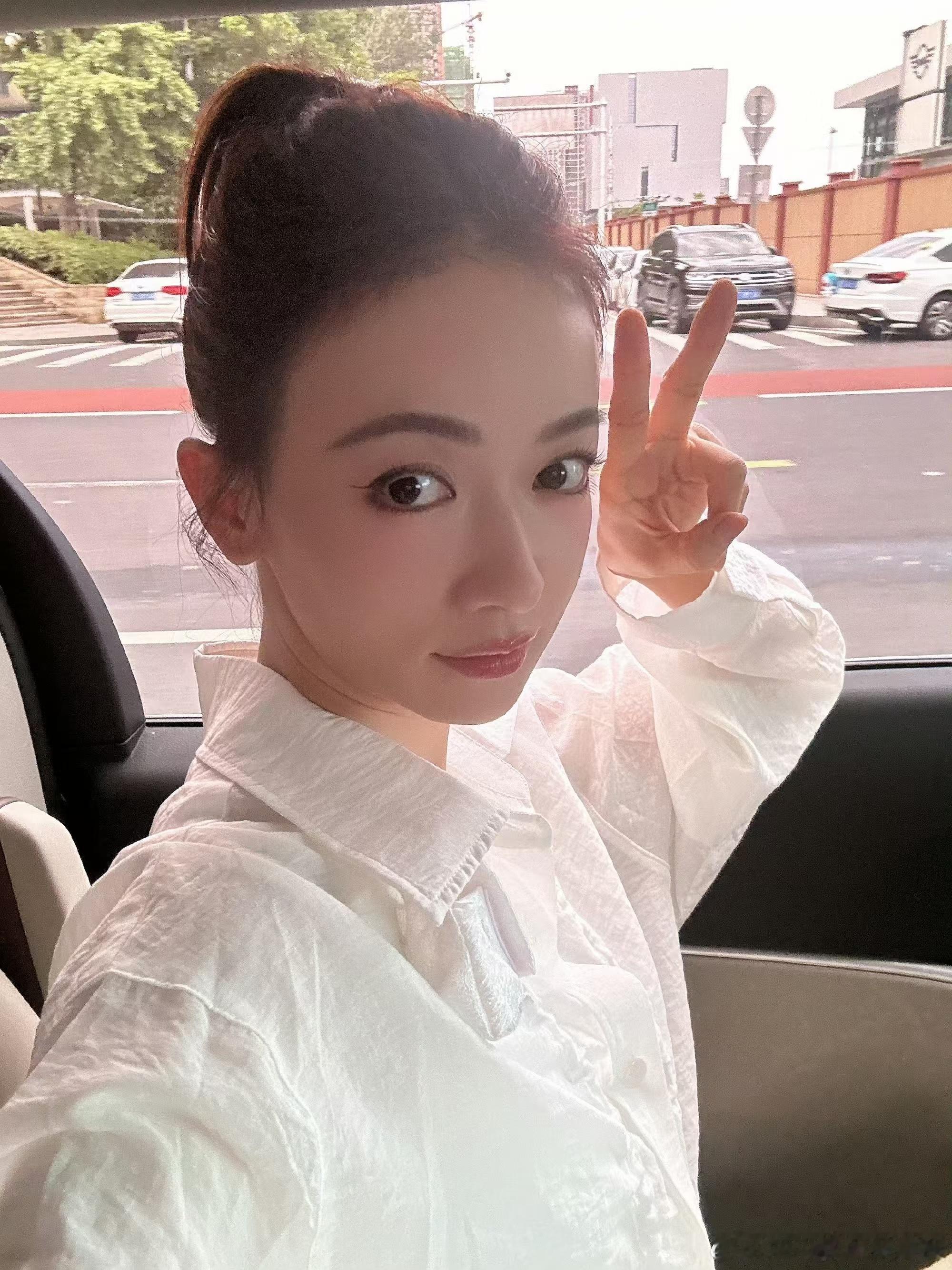 #吴谨言高马尾比耶##吴谨言白衬衫自拍#吴谨言白衬衫自拍，高马尾清爽女大没错了，