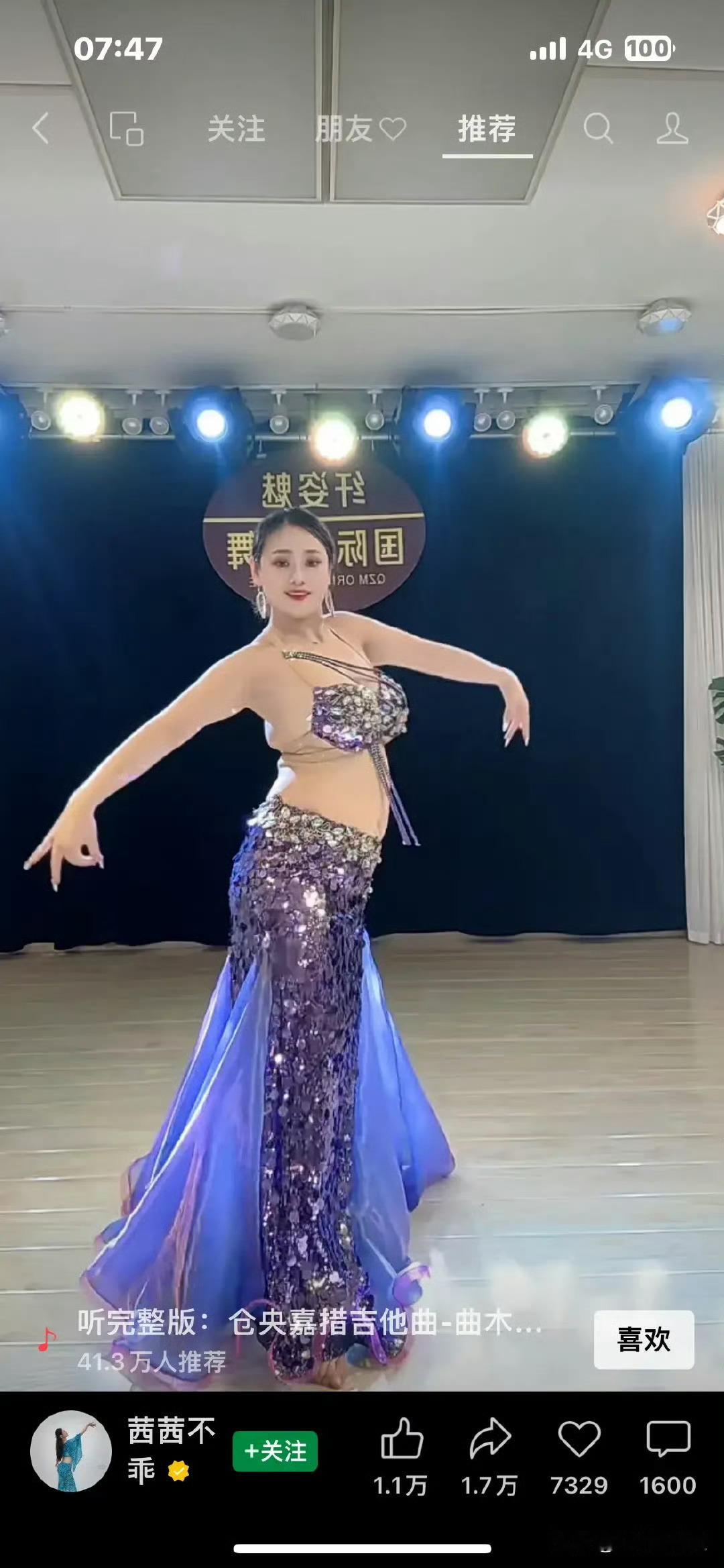 一直不明白，那些跳肚皮舞的女子，她们天天都在扭腰、抖肚皮，她们的腰不是应该很细吗