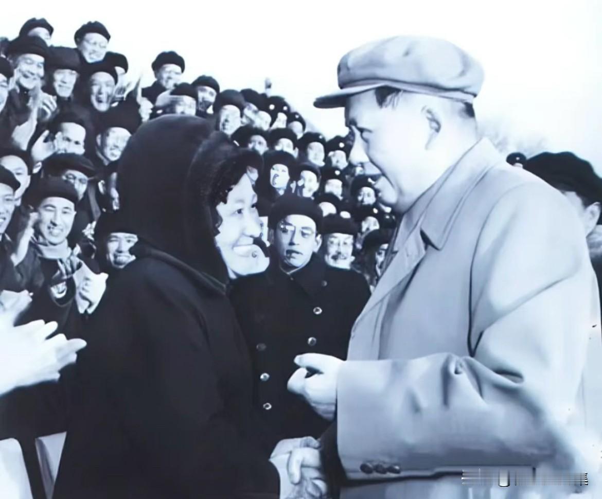 1957年1月15日，毛主席在接见中央政法干部学校学员时，同谢飞亲切握手。194