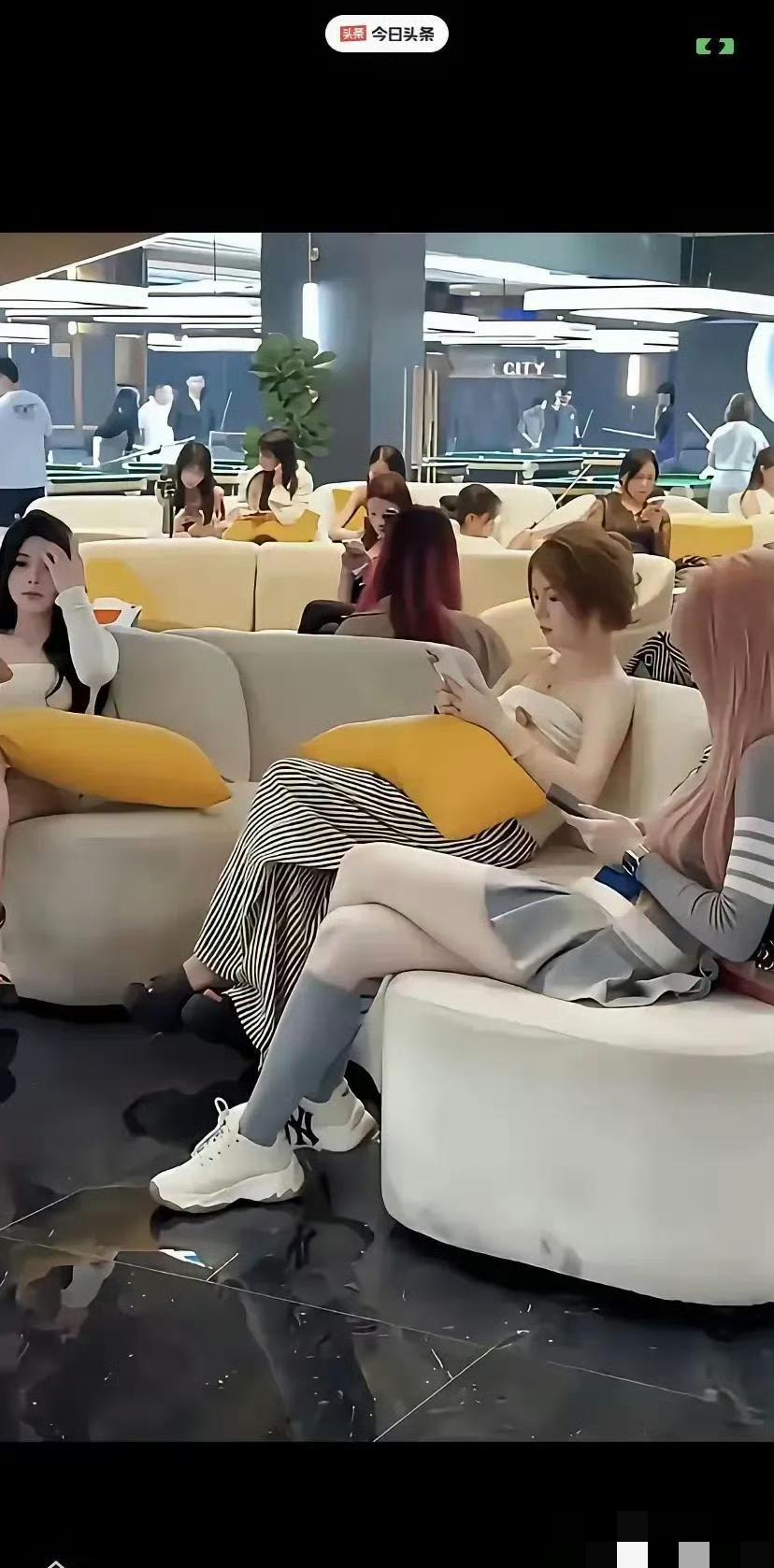 你敢相信，这是凌晨的台球厅？