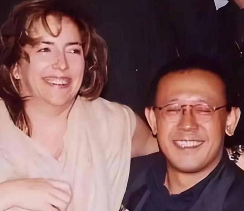 姜文也没想到，离婚多年的法国前妻，竟给他留下“一手好牌”。

参考资料：中华网-