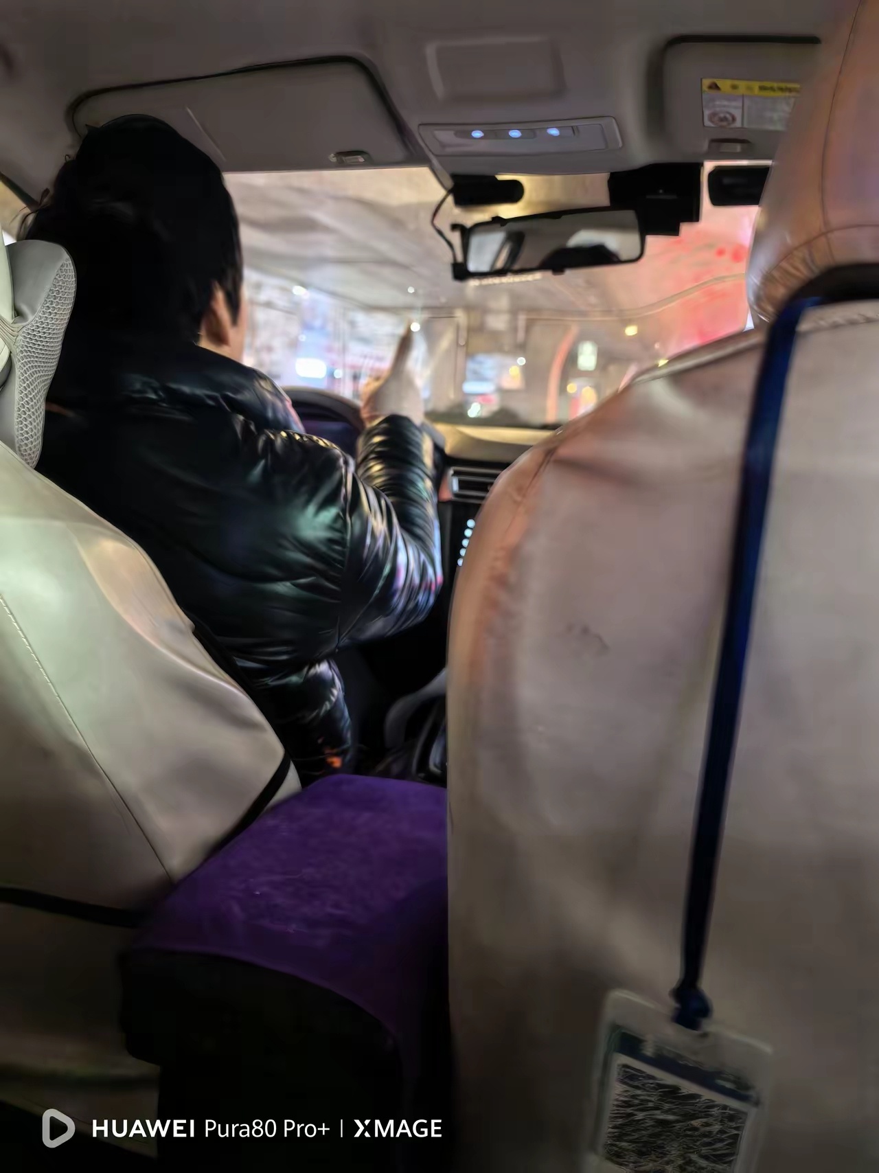 今天早上提前一小时约网约车，加到平时五倍的价都没人接。结果出了小区门，随手就拦到