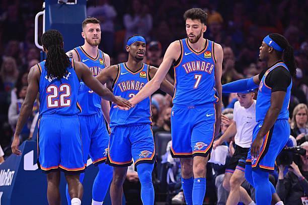 NBA官网盘点目前最有希望争冠的六支球队：
东部：活塞，绿军，骑士！
西部：雷霆