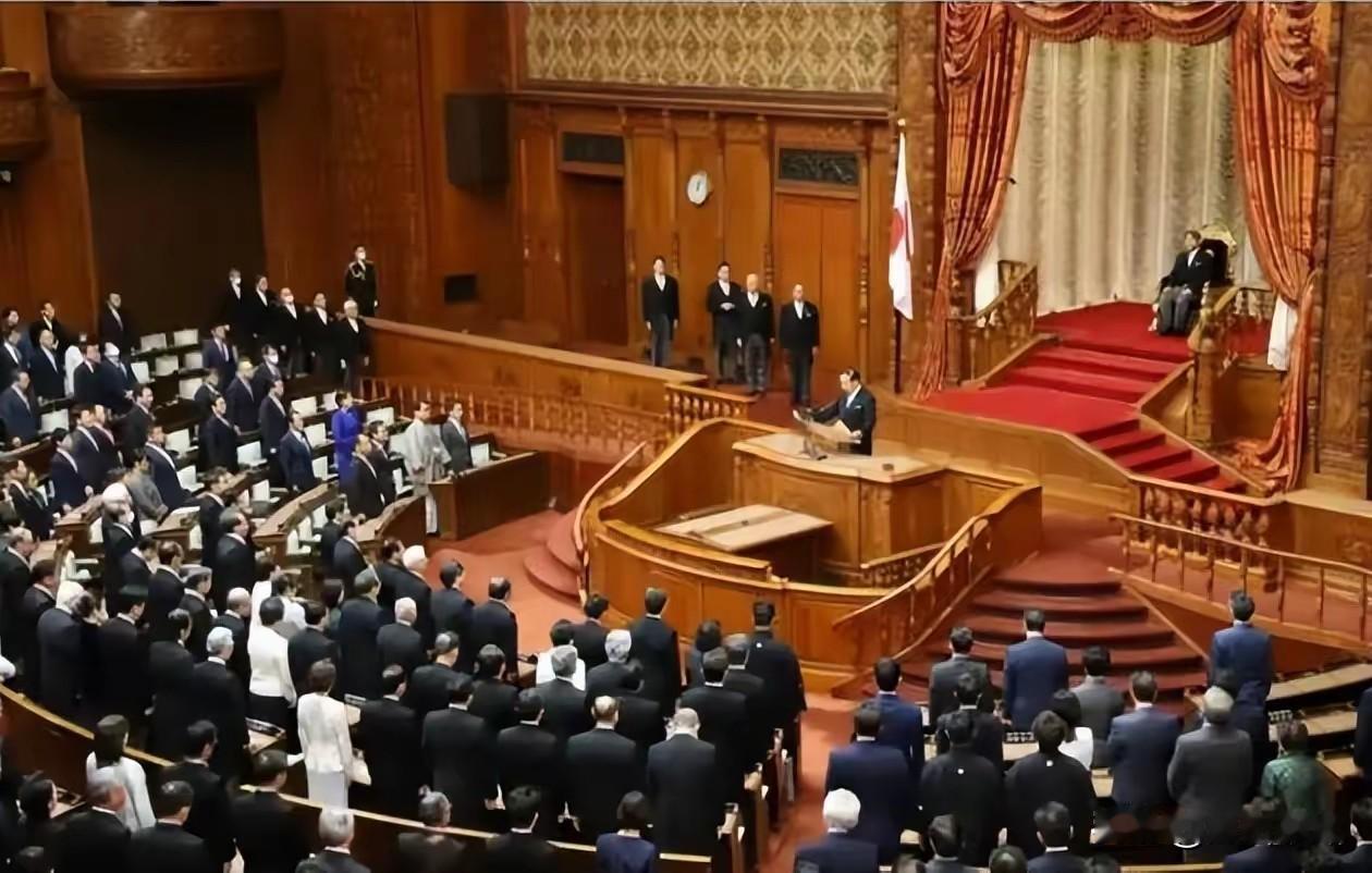 日本新首相高市早苗的首次党首辩论，可真是演了出“硬碰硬”的大戏。本来是新官上任展