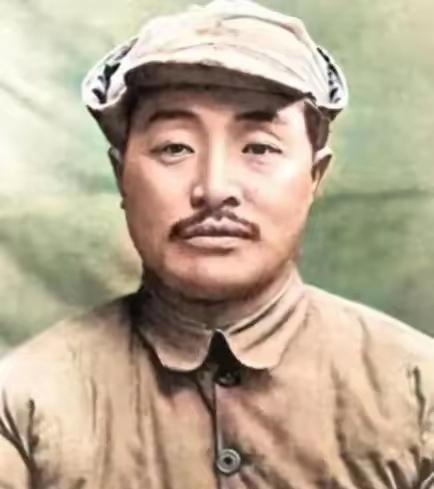 1939年，贺龙打算提拔自己的老部下担任旅长，上报之后，伟人却突然反问一句：那个