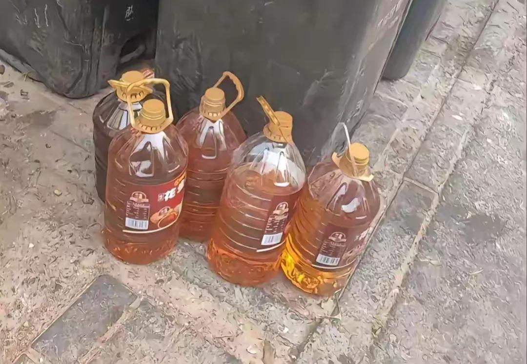 原来一直没有弄明白为什么叫食用调和油，现在终于搞懂了，是大豆油加上煤油混合而成的