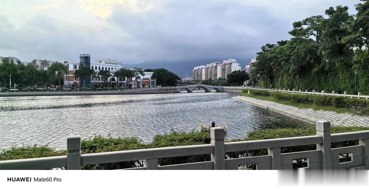 华为Mate60Pro拍照是什么水平？随手在湖边拍了三张，图123，分别是1×、