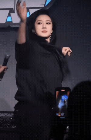 1 天呐！她是怎么做到又美，又飒，又酷的。
2 为人为己，这种水平还是不要碰车的