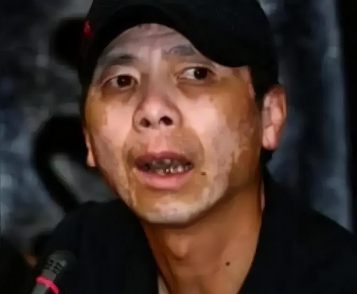 某次颁奖典礼后台，姜文迎头碰上冯小刚，随口来了句：“哟，冯裤子，多年不见啊。”