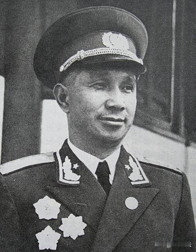 1942年，一名伪军师长派人送给粟裕两包烟，粟裕疑惑地拆开烟盒一看，里面竟藏了一