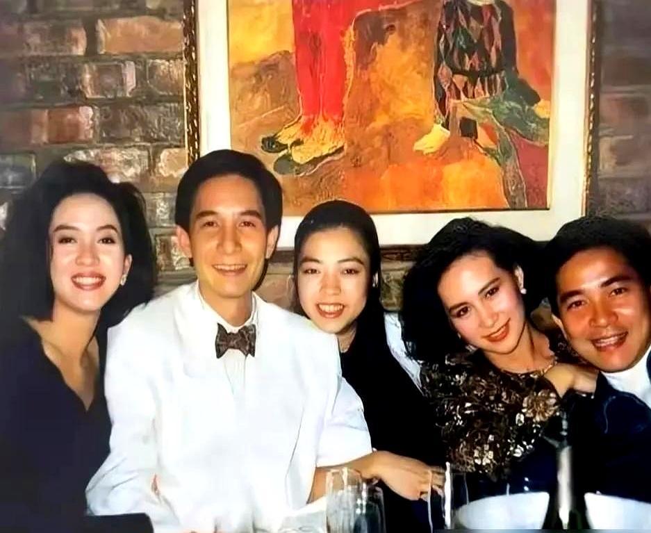 大年初二，63岁何超琼没回半山豪宅，却在别人家的全家福里，稳坐C位。
 
干女儿