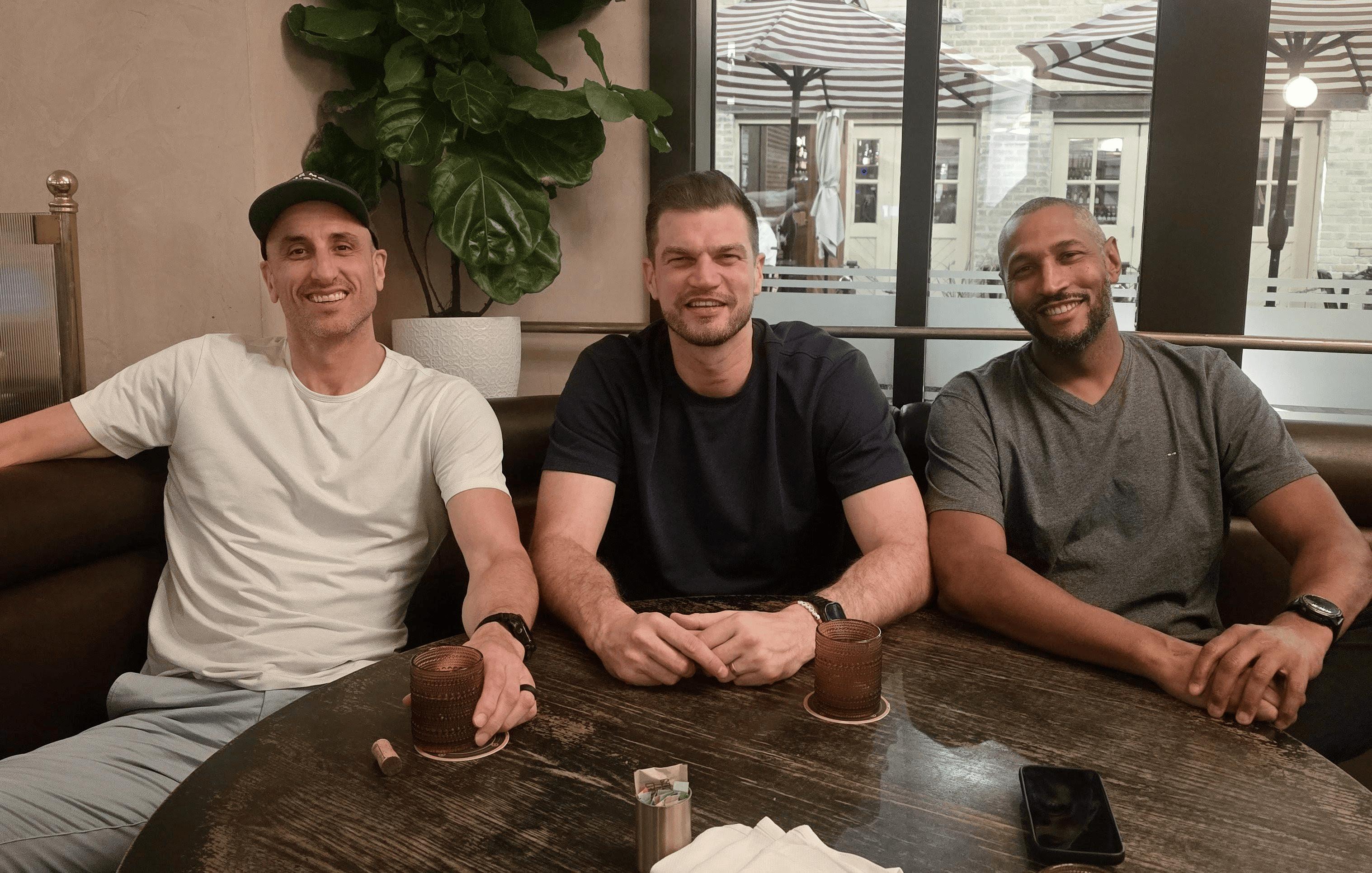 吉诺比利社媒晒照：“昨晚和我的好朋友们，教练斯普利特、迪奥一起叙旧真是太棒了，好