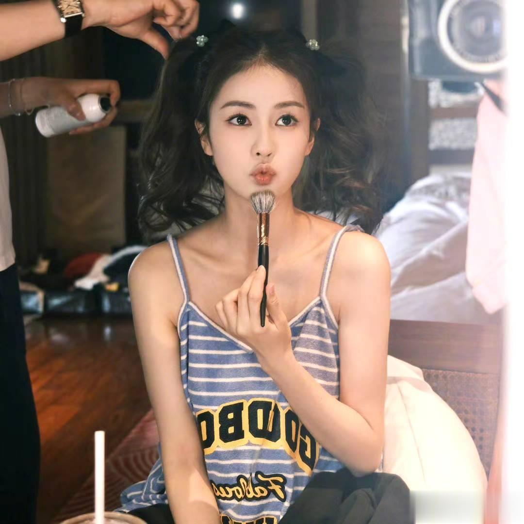 #白鹿分享了9张图##白鹿双马尾洋娃娃#九宫格耶！ ​​​