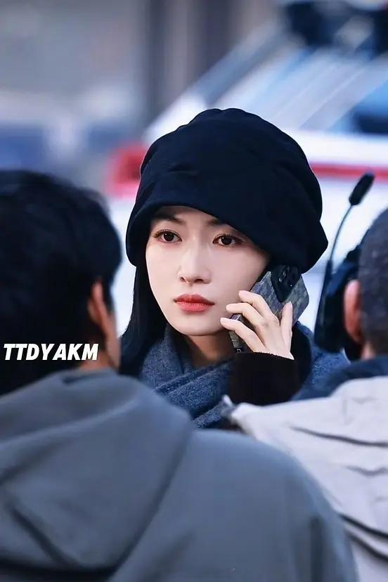 吴谨言新剧开机，悬疑女主现代造型状态如何？ 