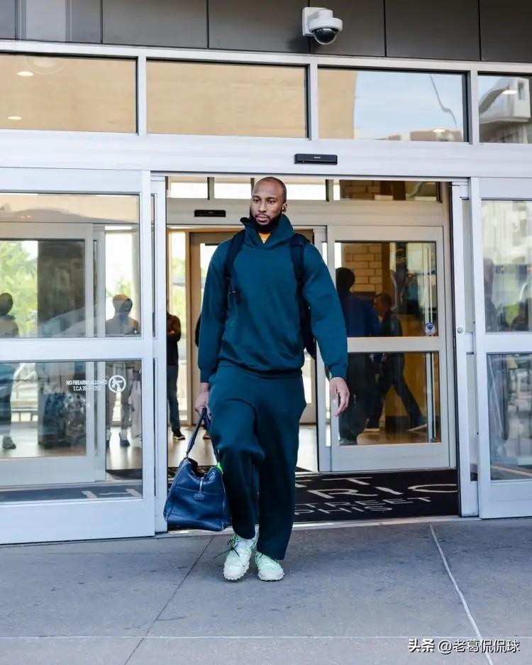 火箭大将奥科吉真是太无私了！在今天火箭主场以119：113战胜雄鹿的赛后采访中，