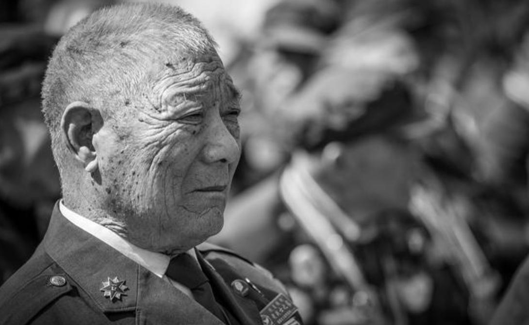 1937 年河北激战中，八路军王汝林拼刺刀失利，日军枪尖抵住他的咽喉，闭目待死时