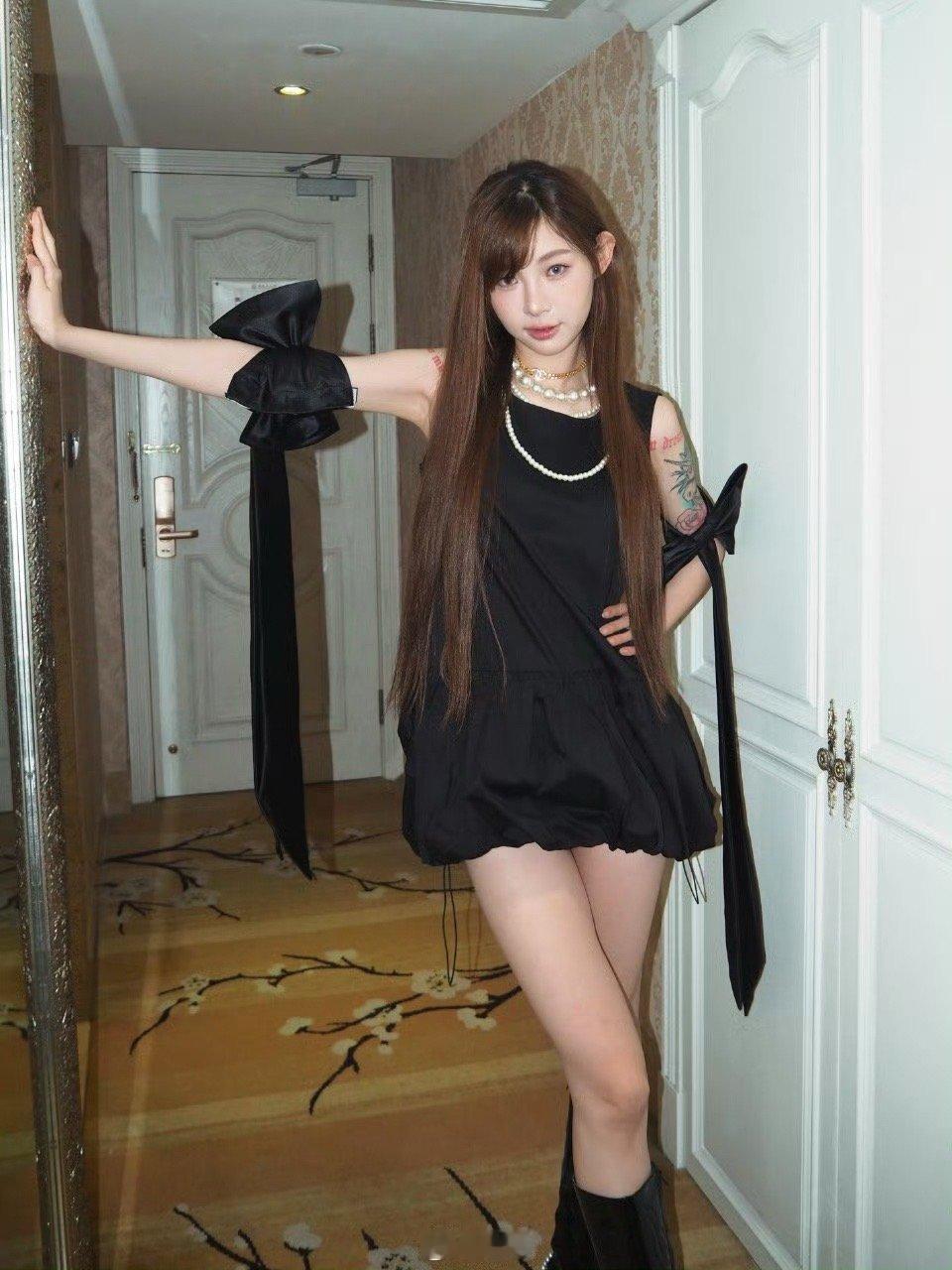 有没有人告诉我这件事的来龙去脉😰她跟她经纪人发生什么了😨 