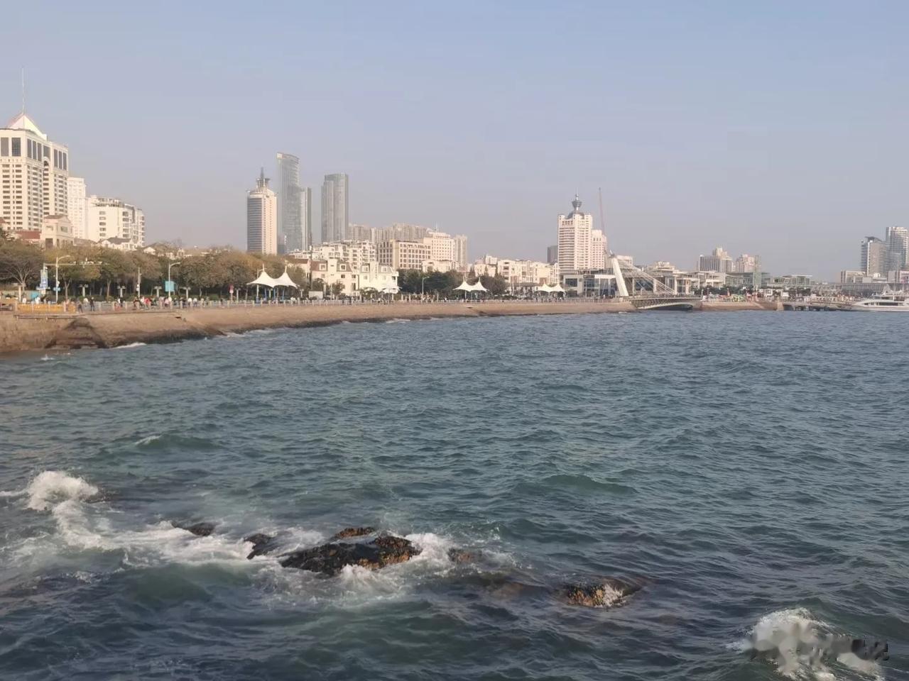 前两天去了青岛玩，
发现旅游城市根本没啥可玩的。
除了看海，就是看海。
真的，住