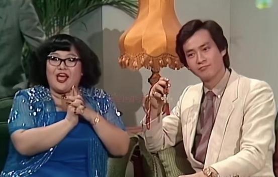 那年，40岁的沈殿霞终于嫁给了同居11年的“盗帅”郑少秋，婚后一年还没有怀孕，郑