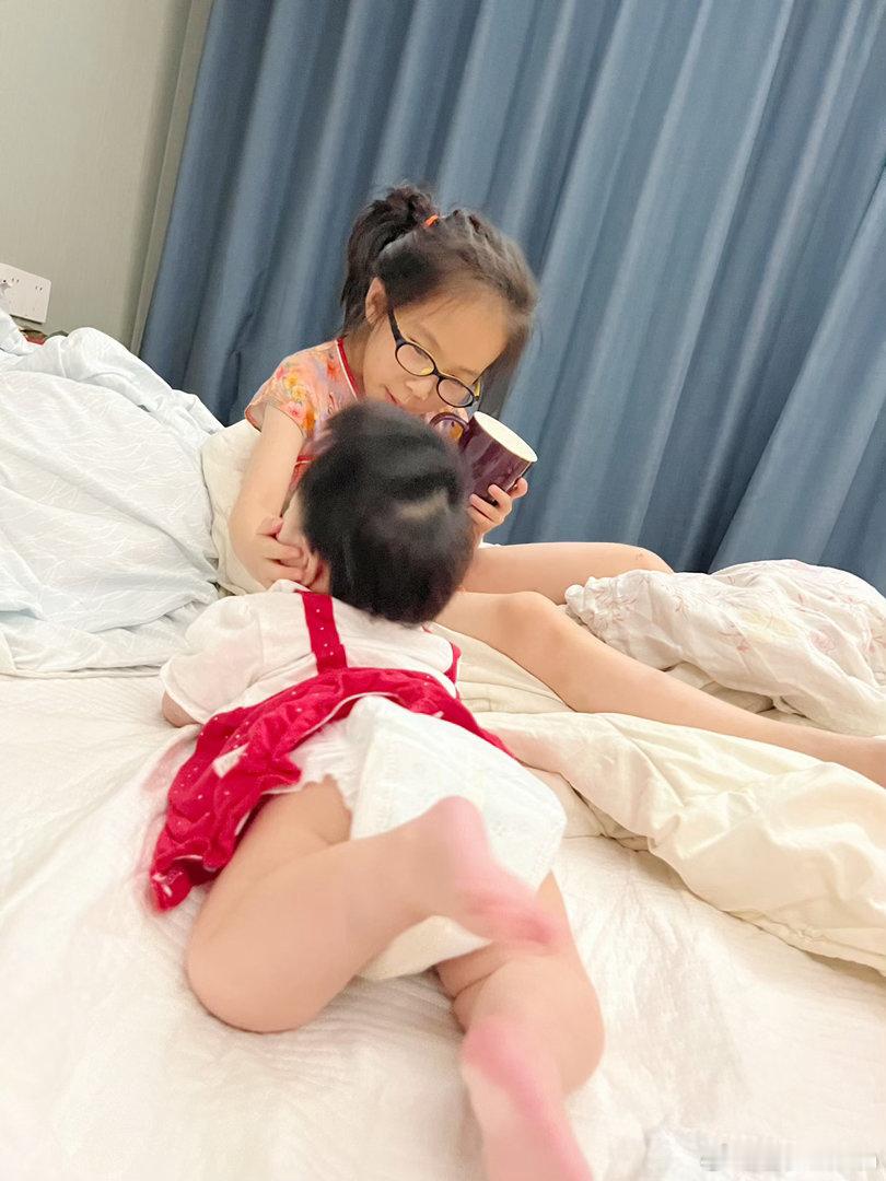 李小冉像吃了防腐剂一样肤白貌美，身材也好。年龄像只是数字难道是没娃的原因？看柚柚