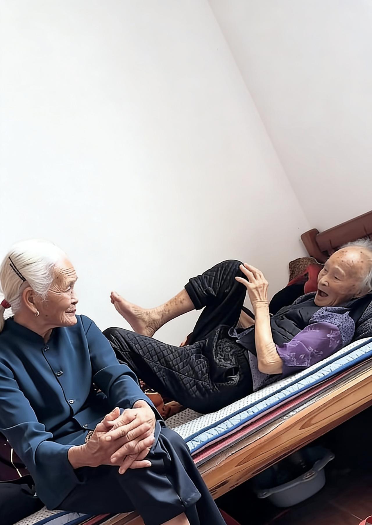 躺在床上的这个老奶奶，今年已经113岁了，坐在床上的这个人是她的女儿，今年也已经