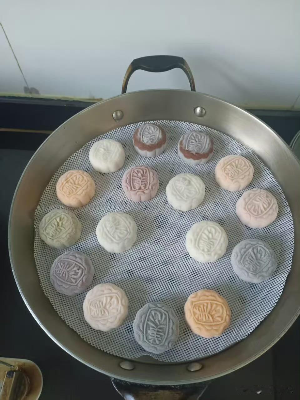 冰皮月饼一点都不好吃。送什么冰皮月饼给长辈啊！长辈一股脑给你上锅蒸了！[机智][