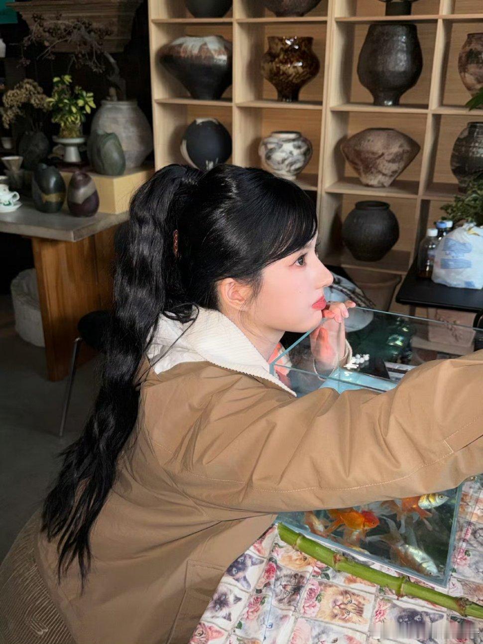 刘些宁让粉丝帮忙选美甲 刘些宁让粉丝帮自己选美甲，芜湖，期待姐姐的美甲新款式