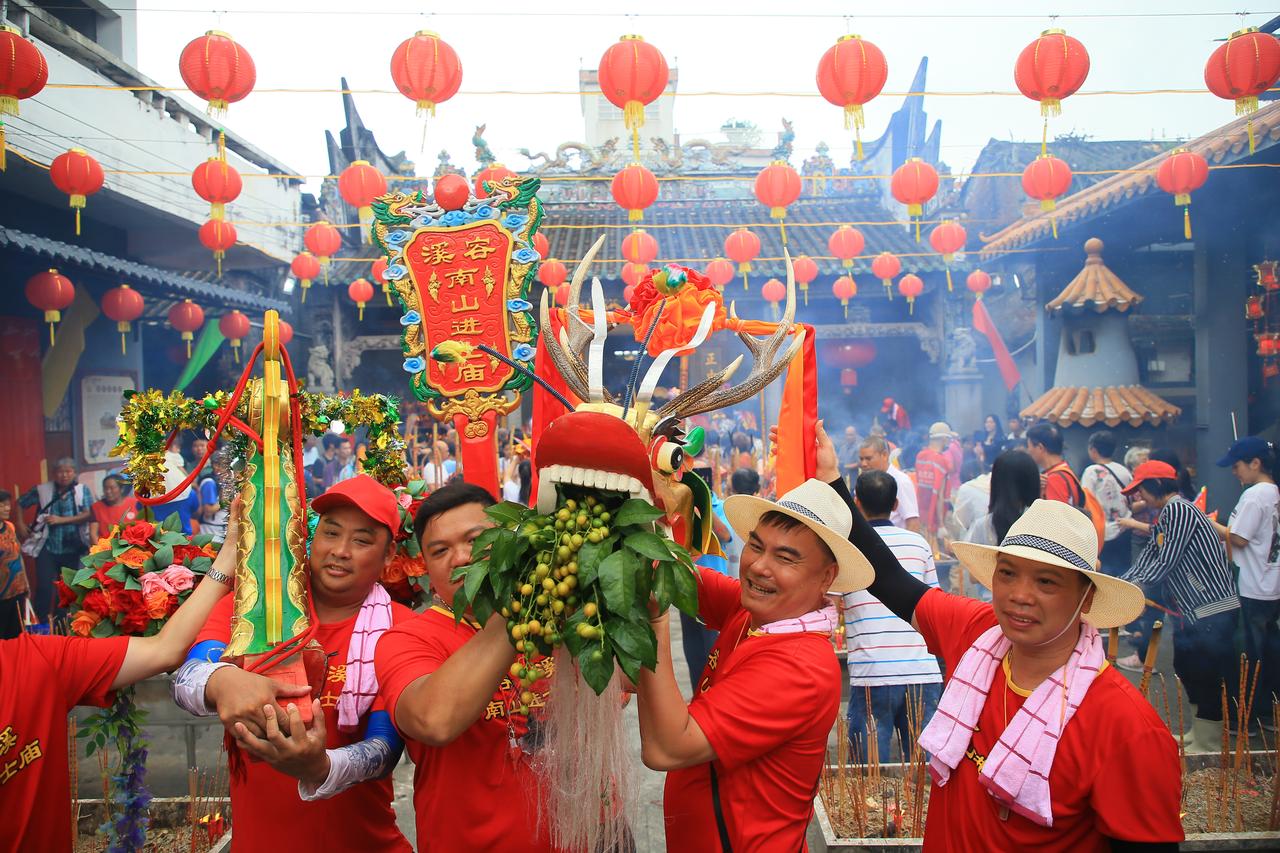 五月初八龙潭龙母诞，本地和外地龙船是这样到龙母庙叩拜贺诞的！本地有句流传已久的老