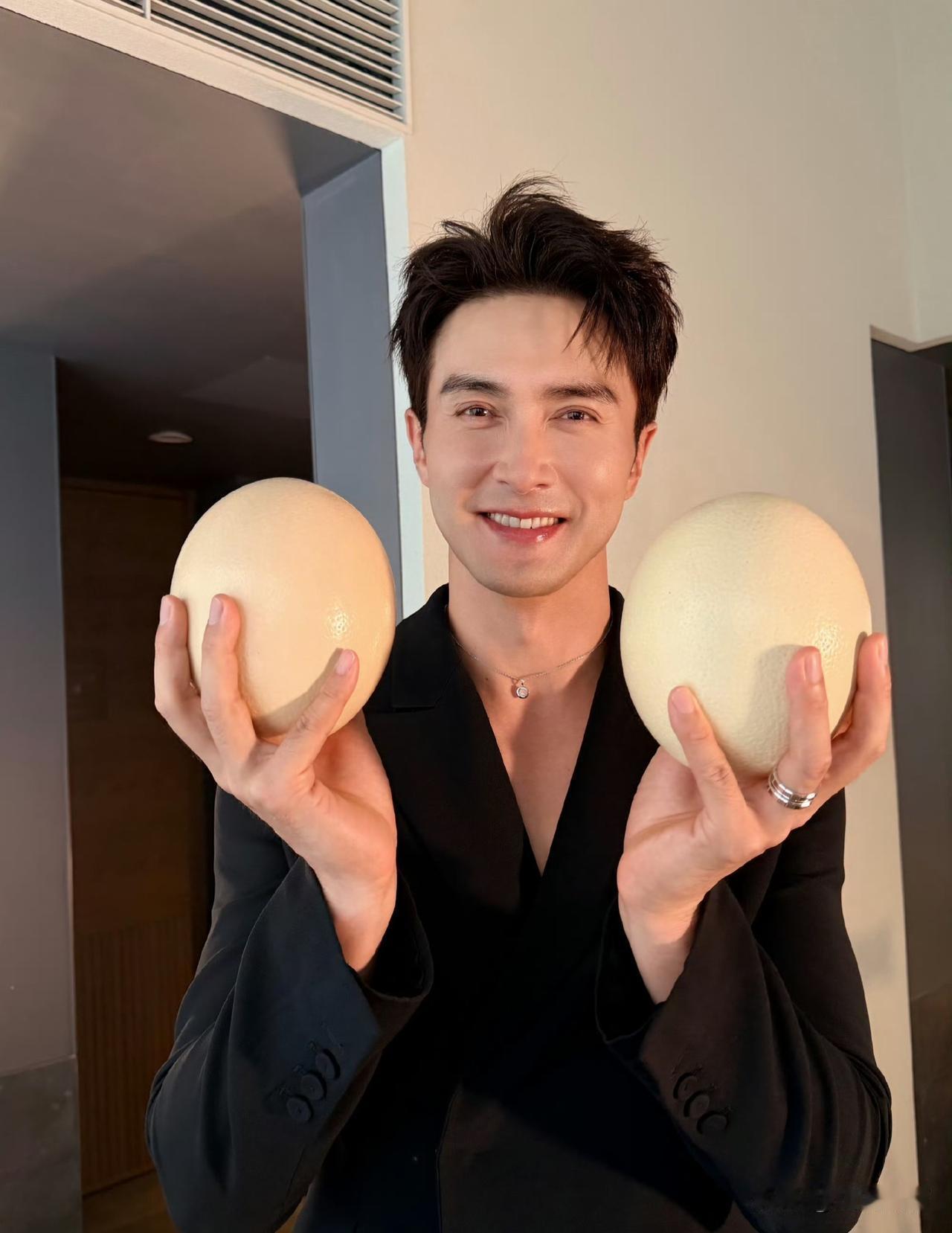高伟光晒鸵鸟蛋！
6月24日，演员高伟光晒出几张近照，并且配文：“看！大东北的鸵