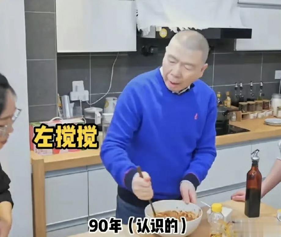 #冯小刚三句话不离优子# 从90年建立的感情当然深厚了[打call]冯小刚导演一
