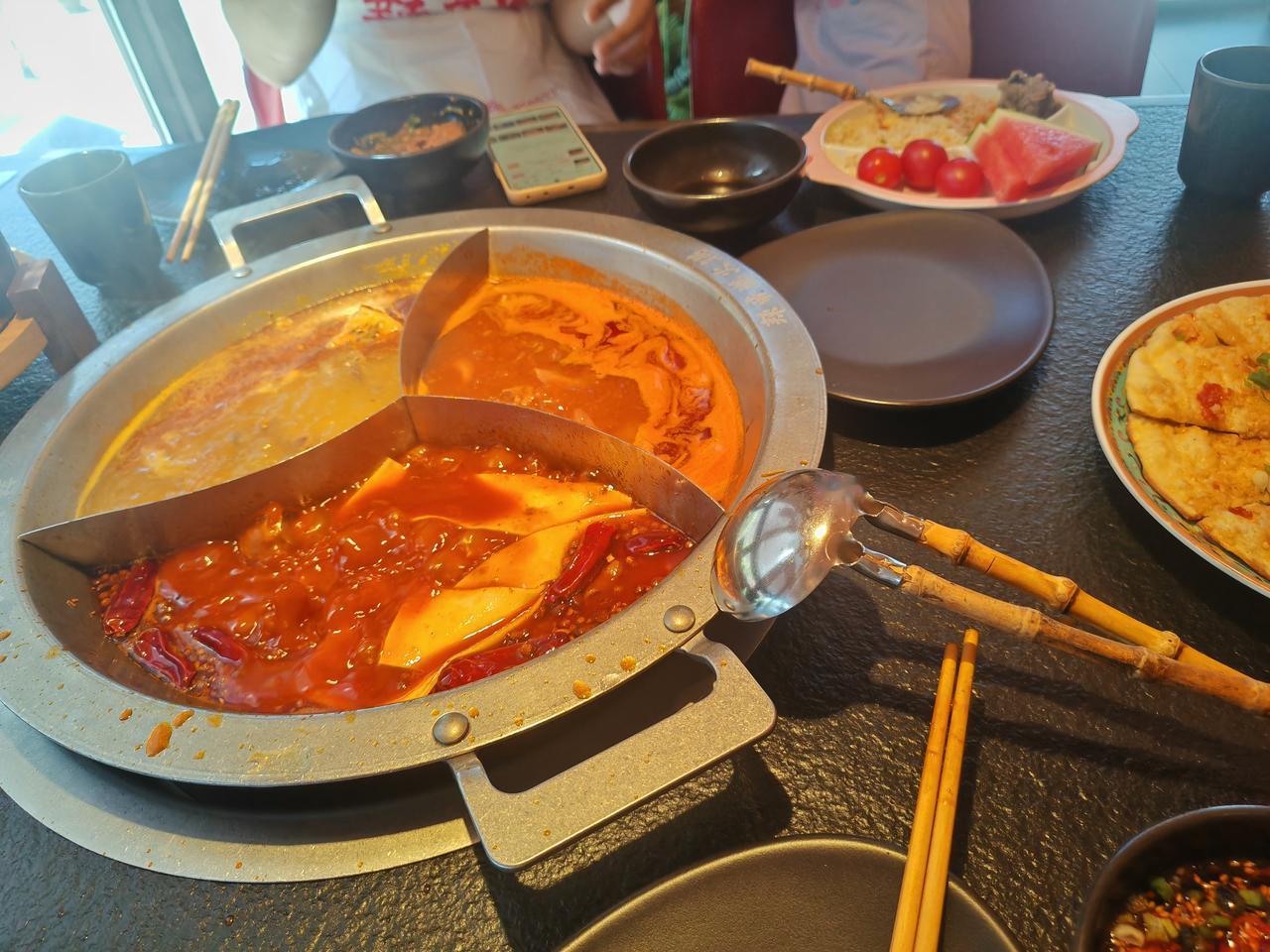 在吐鲁番吃的辣帝道，很好吃，不仅肉新鲜，店家还送了一堆赠品，开心