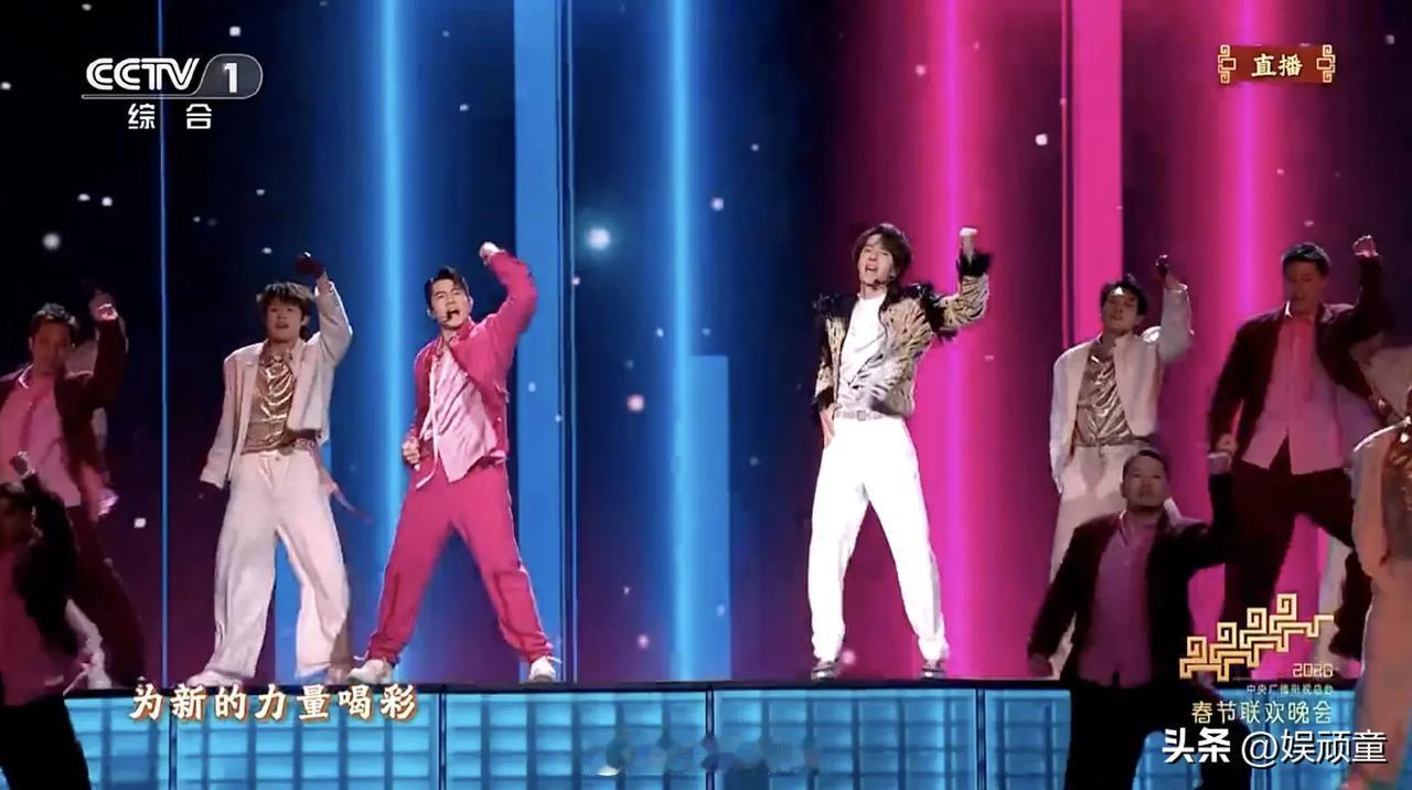 两代舞王在春晚舞台碰面！
当王一博出来的时候，观众“哇”，专业又有激情，太炸裂了