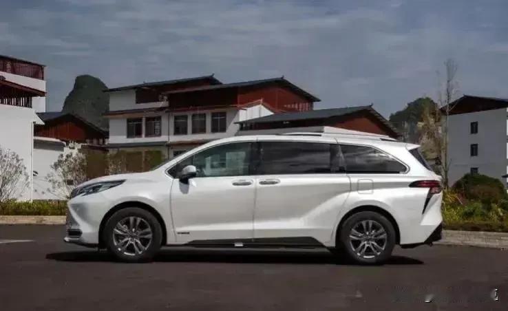 某厉要来了一个300多的包，大晚上激动的在楼道里就飚英语！生怕别人不知道，要是1