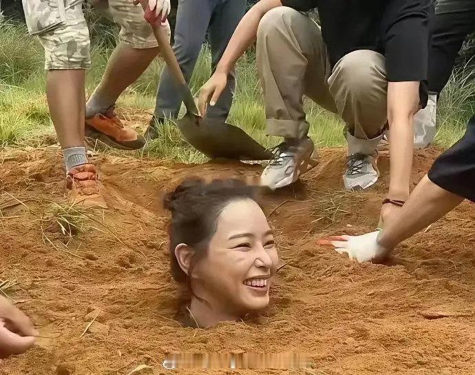 以前不懂，以为演员拍这种戏，是真的被埋土里没想到身体压根接触不到土！ 