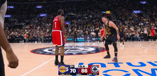 反击的王！詹姆斯完成全场一条龙战斧暴扣！
在今天NBA常规赛湖人对阵快船的第三节