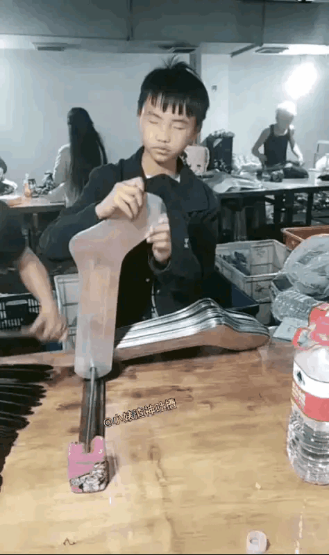 不好好念书
这么小就在工厂里打工了[泪奔]